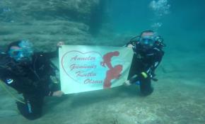 Sualtında anneler günü mesajı