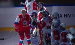 Putin bu kez buz hokeyi oynadı