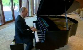 Putin'den piyano şovu