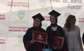 Mezuniyet sevincini beraber yaşayan anne-kız