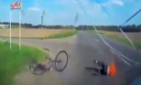 Bisikletli metrelerce savruldu