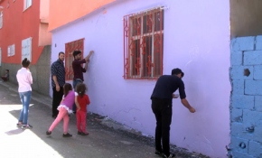 Öğrenciler, çocuklar için sokağa renk verdi