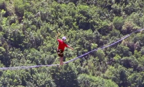 Yürekleri ağza getiren yürüyüşle 'rekor' kırdı