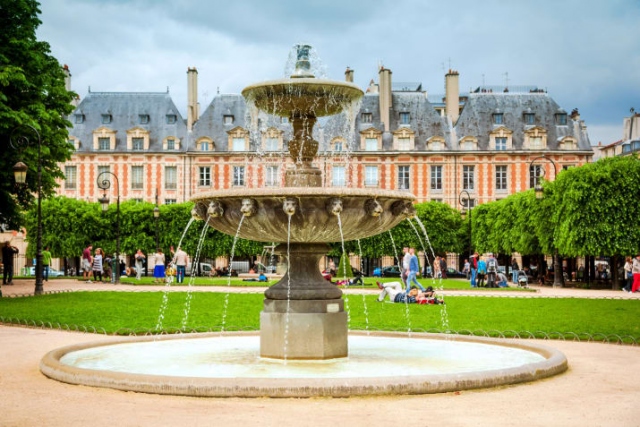 23. Paris - Place des Vosges Meydanı