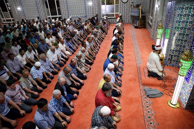 Belçika`da ilk teravih namazı kılındı