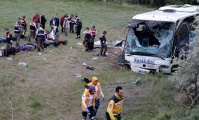 Yolcu otobüsü devrildi: 8 ölü, 34 yaralı