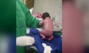 Doğumdan hemen sonra yürüyen bebek