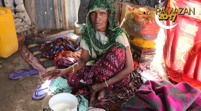 Etiyopyalı Ayrulafa kabilesinin iftarı yoğurt ve ekmek