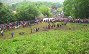 Kazanmak için peynirlerin peşinden yuvarlandılar...