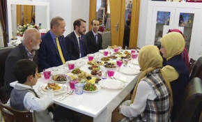 Cumhurbaşkanı Erdoğan orucunu şehit ailesi ile açtı