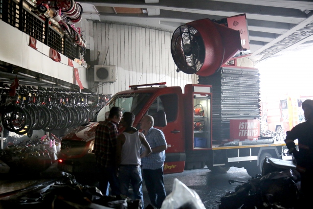 Fatih`teki Haşim İşcan Geçidi`nde çıkan yangın söndürüldü