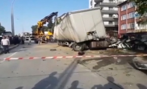 Karşı şeride geçen tır ortalığı savaş alanına çevirdi