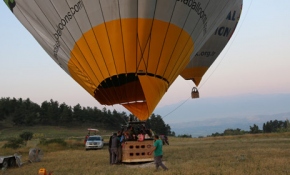 Pamukkale'yi balonla geziyorlar