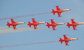 Türk Yıldızları Osmaniye semalarında nefes kesti