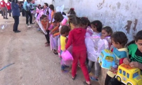 Suriyeli yetimler oyuncaklarla sevindi