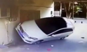 Kadın sürücü duvara çıktı