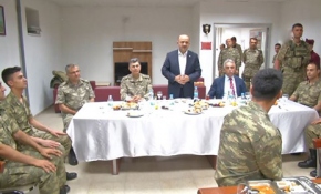 Bakan Işık, Dağlıca Üs Bölgesi'nde askerlerle sahur yaptı