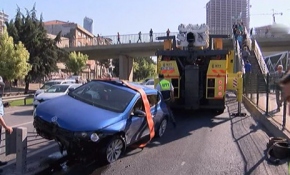 Direksiyon hakimiyetini kaybeden sürücü metrobüs yoluna daldı