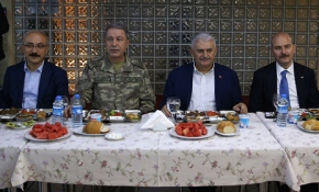 Başbakan Yıldırım, Lice'de askerlerle sahur yaptı