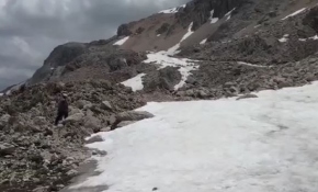 Kıyı bandında denize girenler, yaylalarında kar var