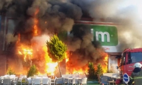 İzmir'de bir AVM kül oldu