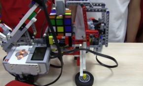 Öğrenciler zeka küpü çözen robot yaptılar