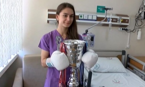Hastalar kick boksçu hemşireye emanet