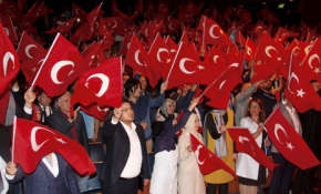 Hollanda'da yaşayan Türkler 15 Temmuz şehitlerini anıyor