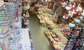 Deprem anı güvenlik kamerasında