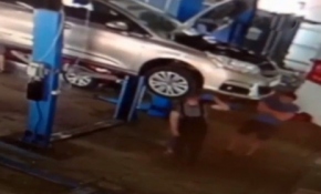 İşçiler aracın altında kaldı