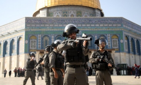 İsrail polisi Mescid-i Aksa'da cemaate müdahale etti