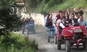 Gelin alayı patpatlardan oluşuyor