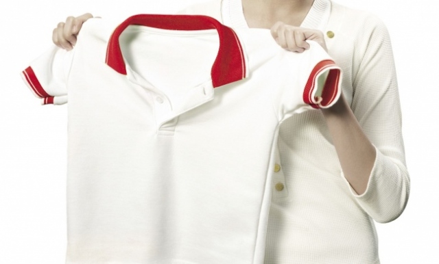 4. Kıyafetlerinizden yağ lekelerini kolayca çıkarır.