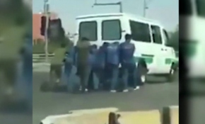 Bozulan cezaevi arabasını mahkumlar itti