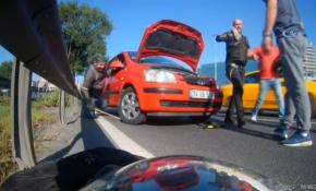 Araca giren kediyi kurtardılar