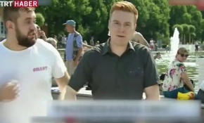 Canlı yayında muhabire yumruk attı