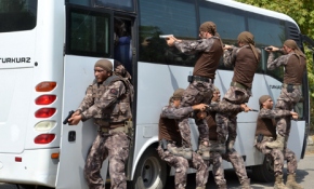 Özel hareket polislerinden nefes kesen gösteri