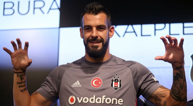 Beşiktaş Negredo'yu basına tanıttı