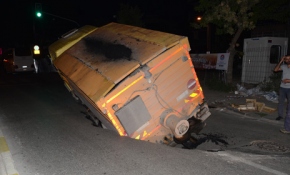 Kamyon çöken yola düştü!