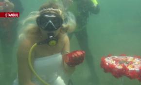 Su altında "kına gecesi"