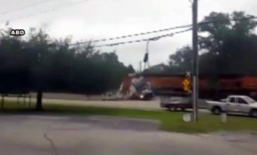 Tren raylarda kalan tırı ezdi