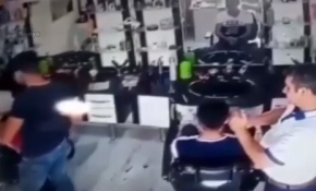 Berber müşterisinin saçlarını yaktı