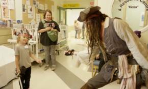 Hastanedeki çocuklara Kaptan Jack Sparrow sürprizi