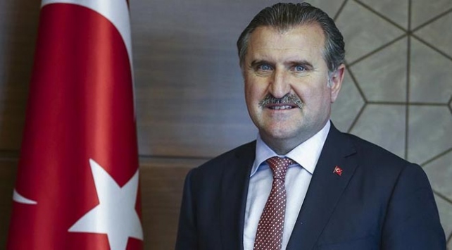 Bakan Bak'tan milli güreşçi Atakan Yüksel'e tebrik