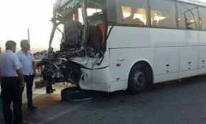 Alanya'da tur otobüsü ile TIR'ın çarpışma anı