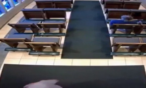 Kilisede havai fişek patladı