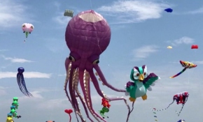 Rengarenk uçurtmalar gökyüzünü şenlendirdi