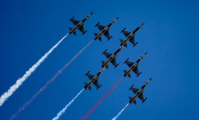 Türk Yıldızları gökyüzünü kırmızı beyaza boyadı