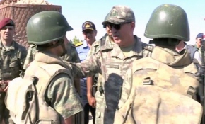 Genelkurmay Başkanı Akar nöbet tutan askerlere bayram hediyesi verdi