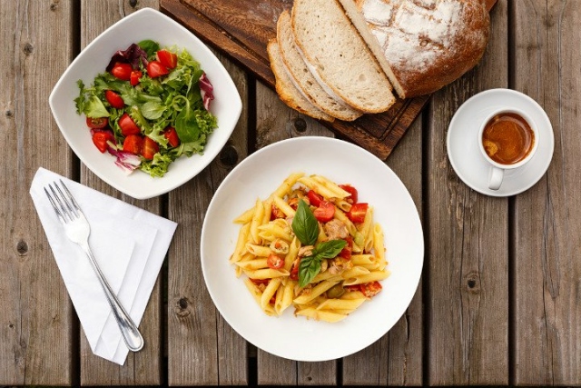 İtalya: Ton balıklı makarna, salata ve ekmek